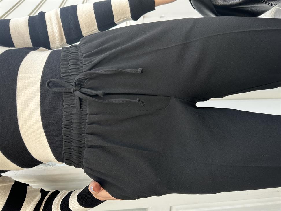 Siyah Rahat Kesim Boru Paça Kumaş Pantolon