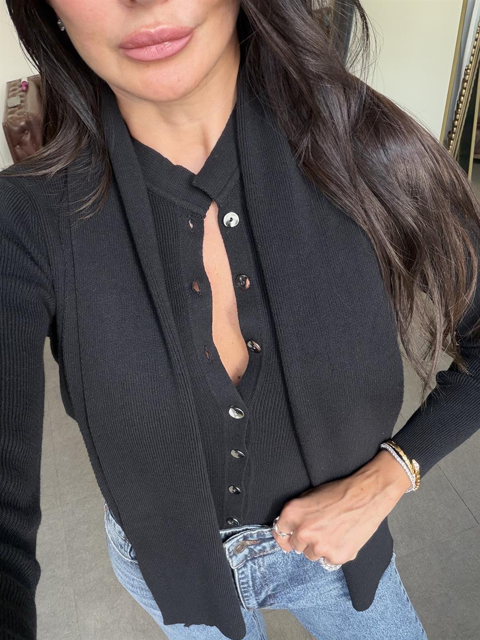 Siyah Şal Aksesuarlı Sedef Düğmeli Hırka