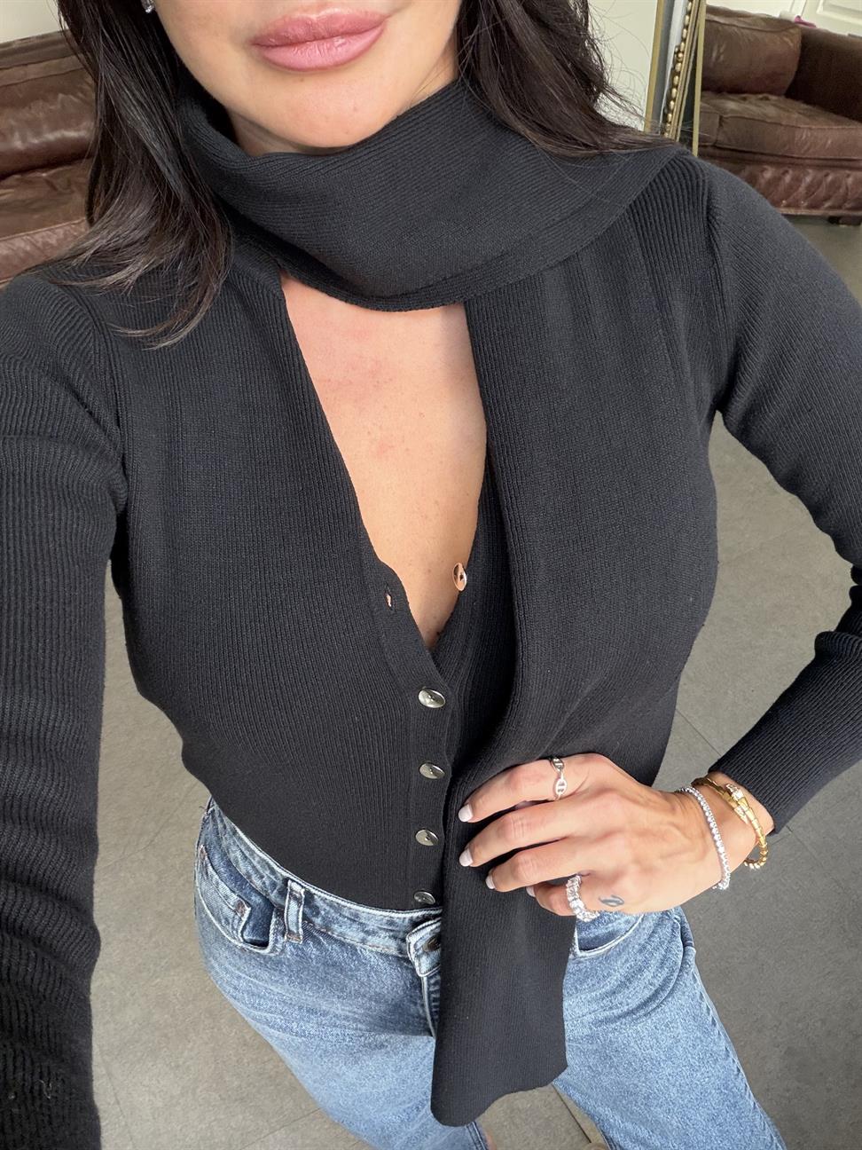 Siyah Şal Aksesuarlı Sedef Düğmeli Hırka