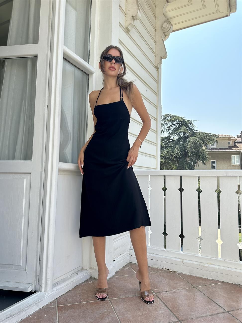 Siyah Sırtı Açık İnce Askılı Elbise