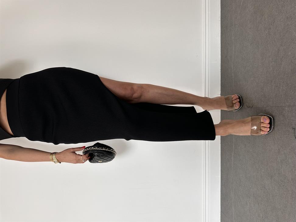 Siyah Sol Taraf Yırtmaçlı Etek