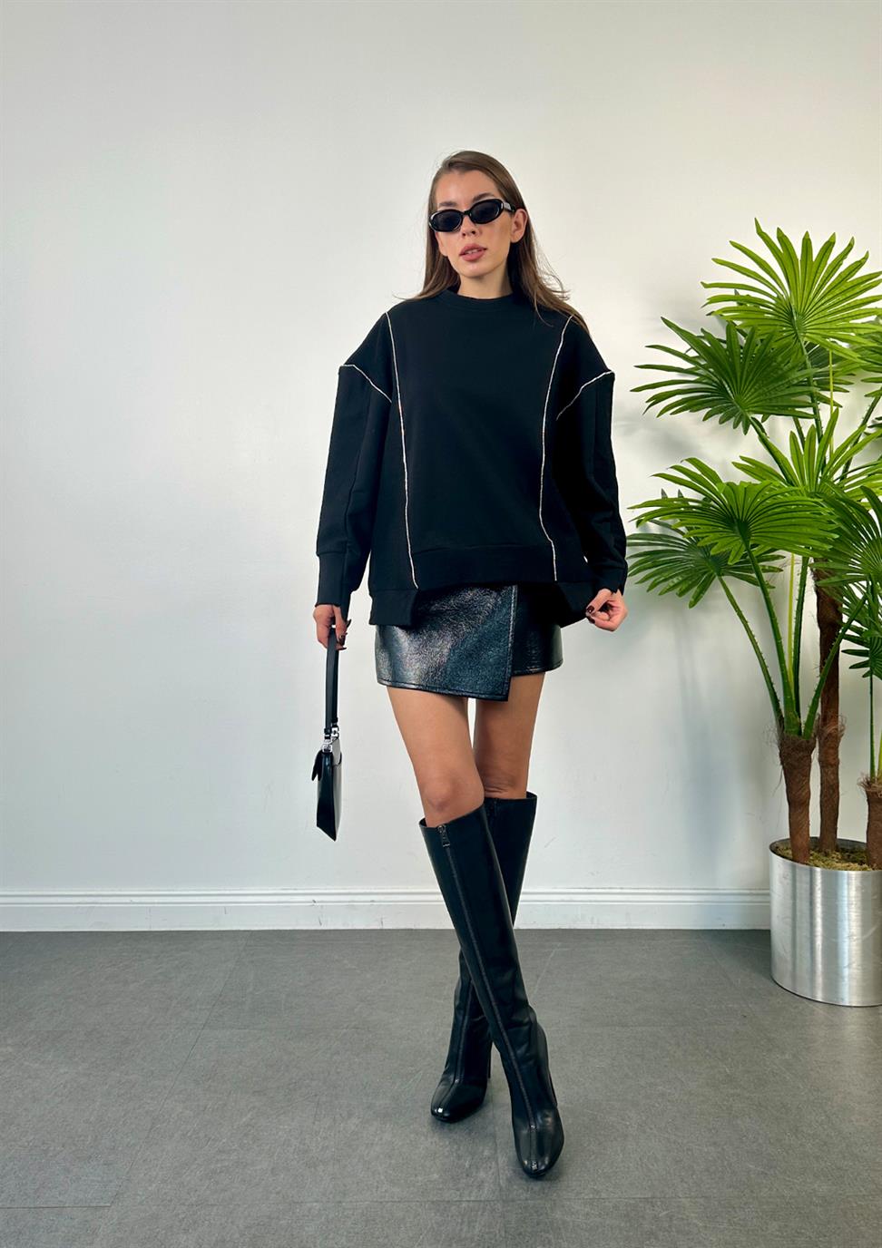 Siyah Şerit Detaylı Bisiklet Yaka Sweatshirt