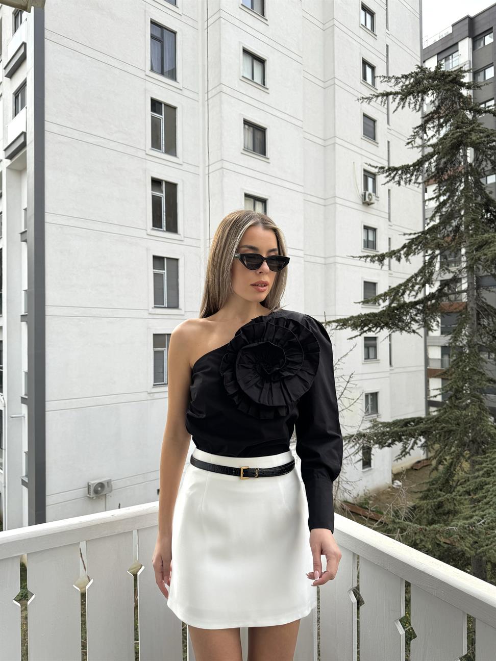 Siyah Tasarım Gül Detay Tek Kol Bluz