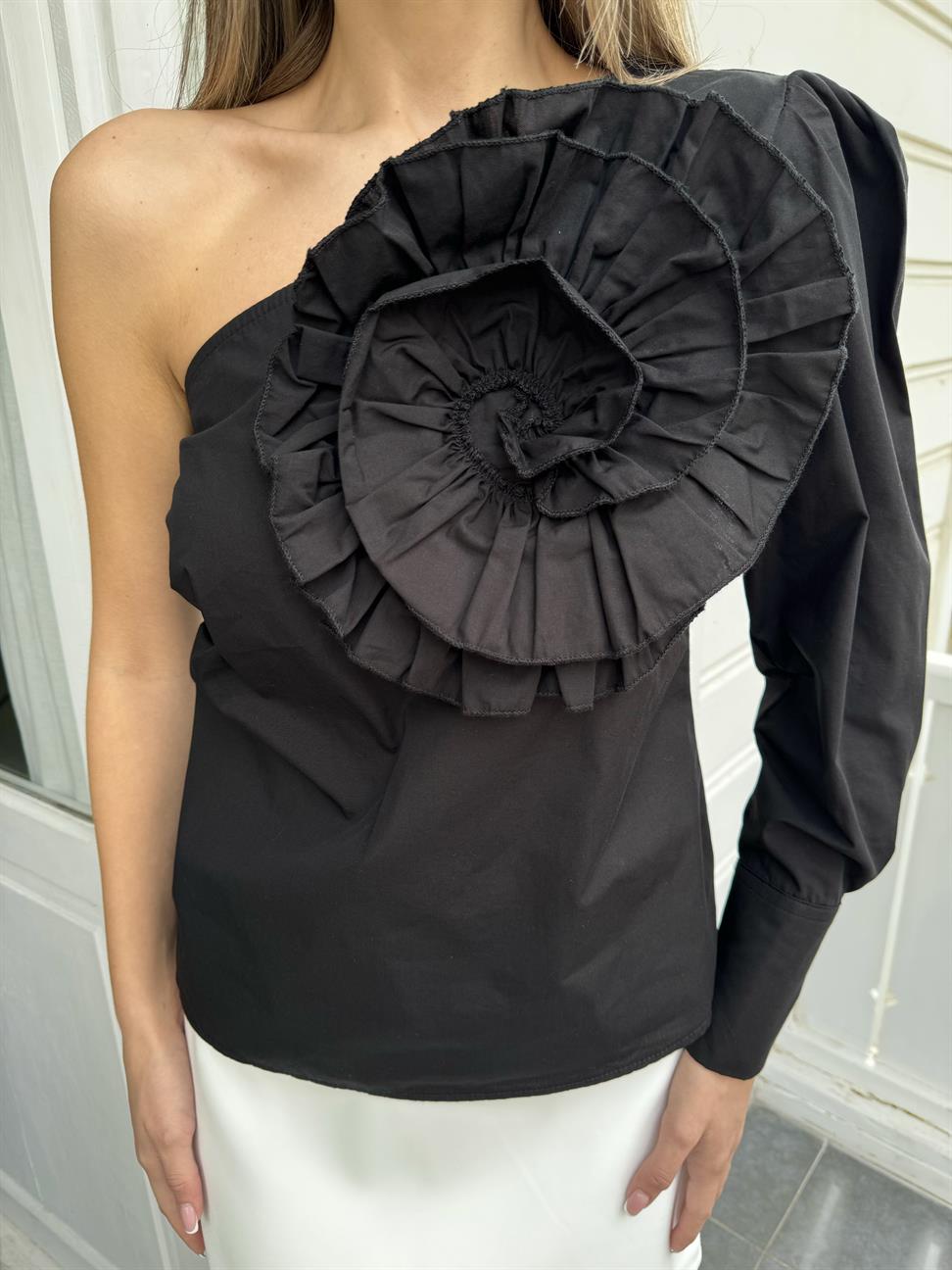 Siyah Tasarım Gül Detay Tek Kol Bluz
