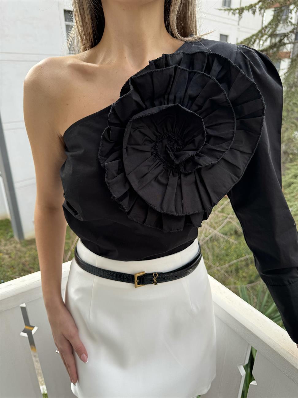 Siyah Tasarım Gül Detay Tek Kol Bluz