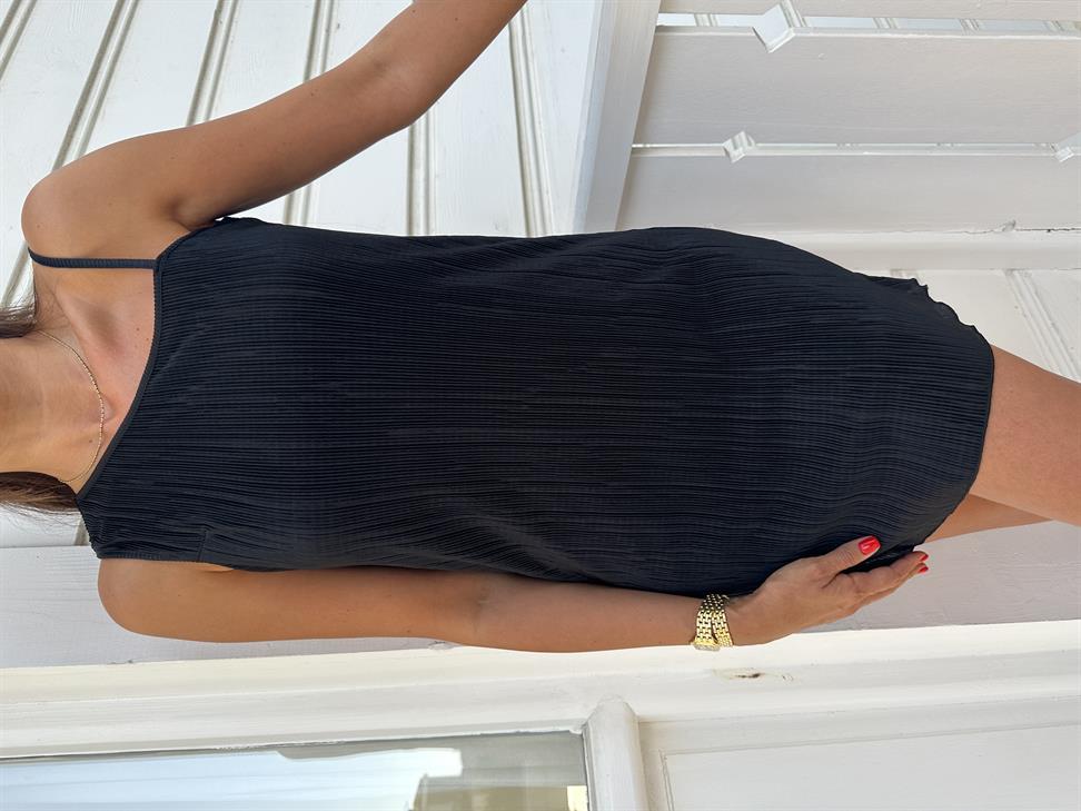 Siyah Tek Askı Piliseli Elbise