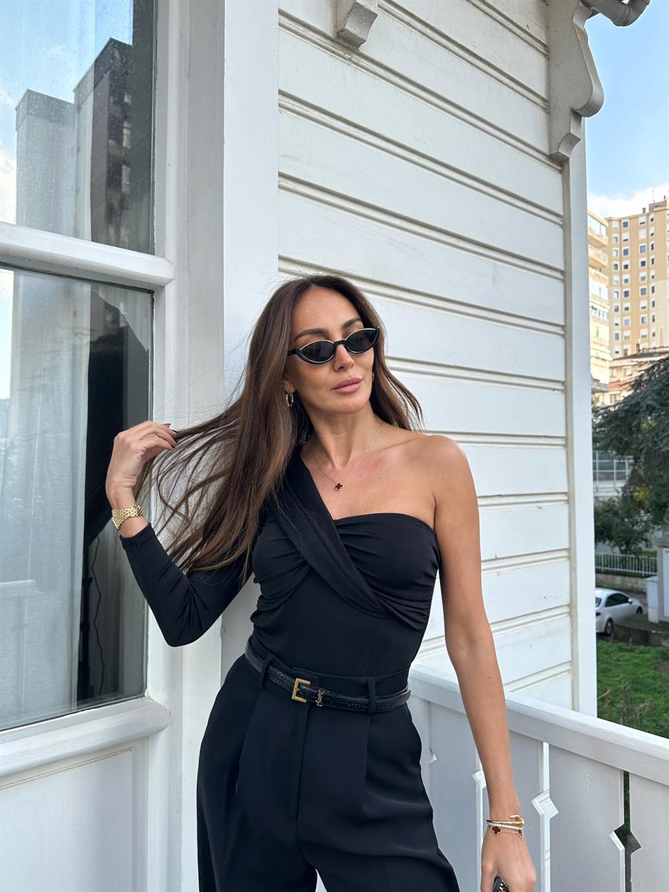 Siyah Tek Kol Drapeli Bluz 