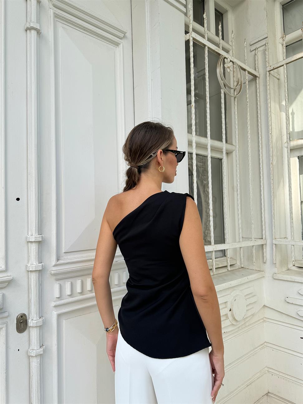 Siyah Tek Omuz Aksesuarlı Bluz