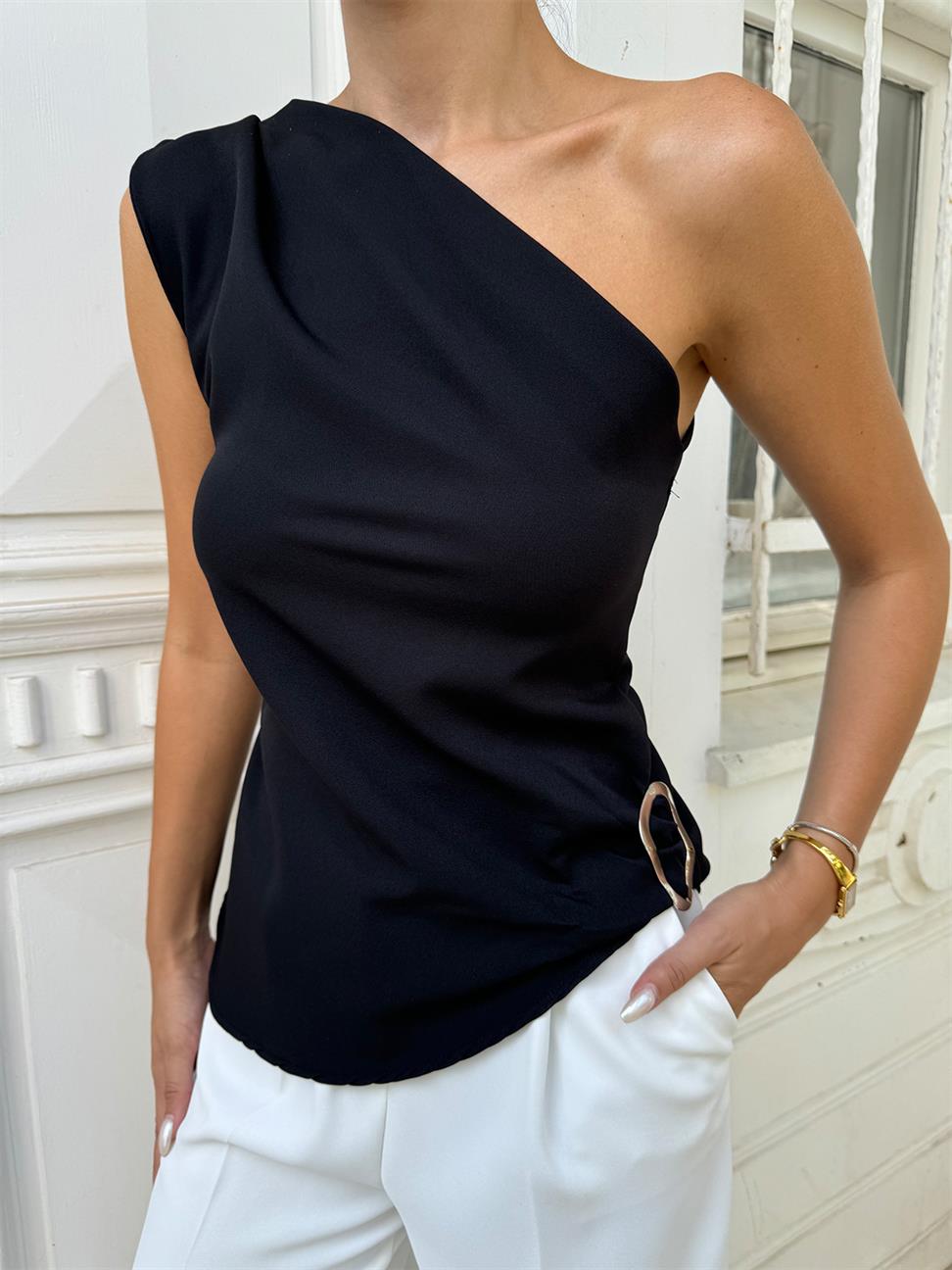 Siyah Tek Omuz Aksesuarlı Bluz