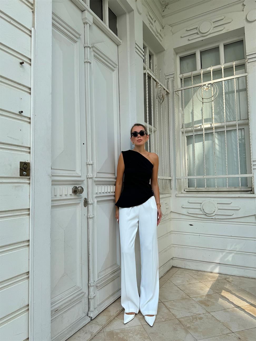 Siyah Tek Omuz Aksesuarlı Bluz