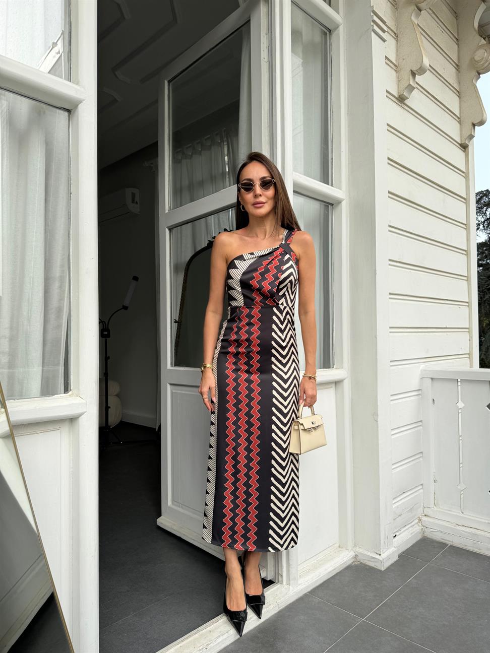 Siyah Tek Omuz Saten Elbise