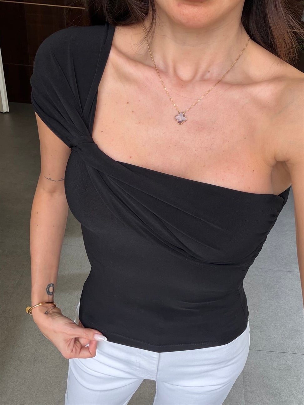 Siyah Tek Omuz Sendy Bluz