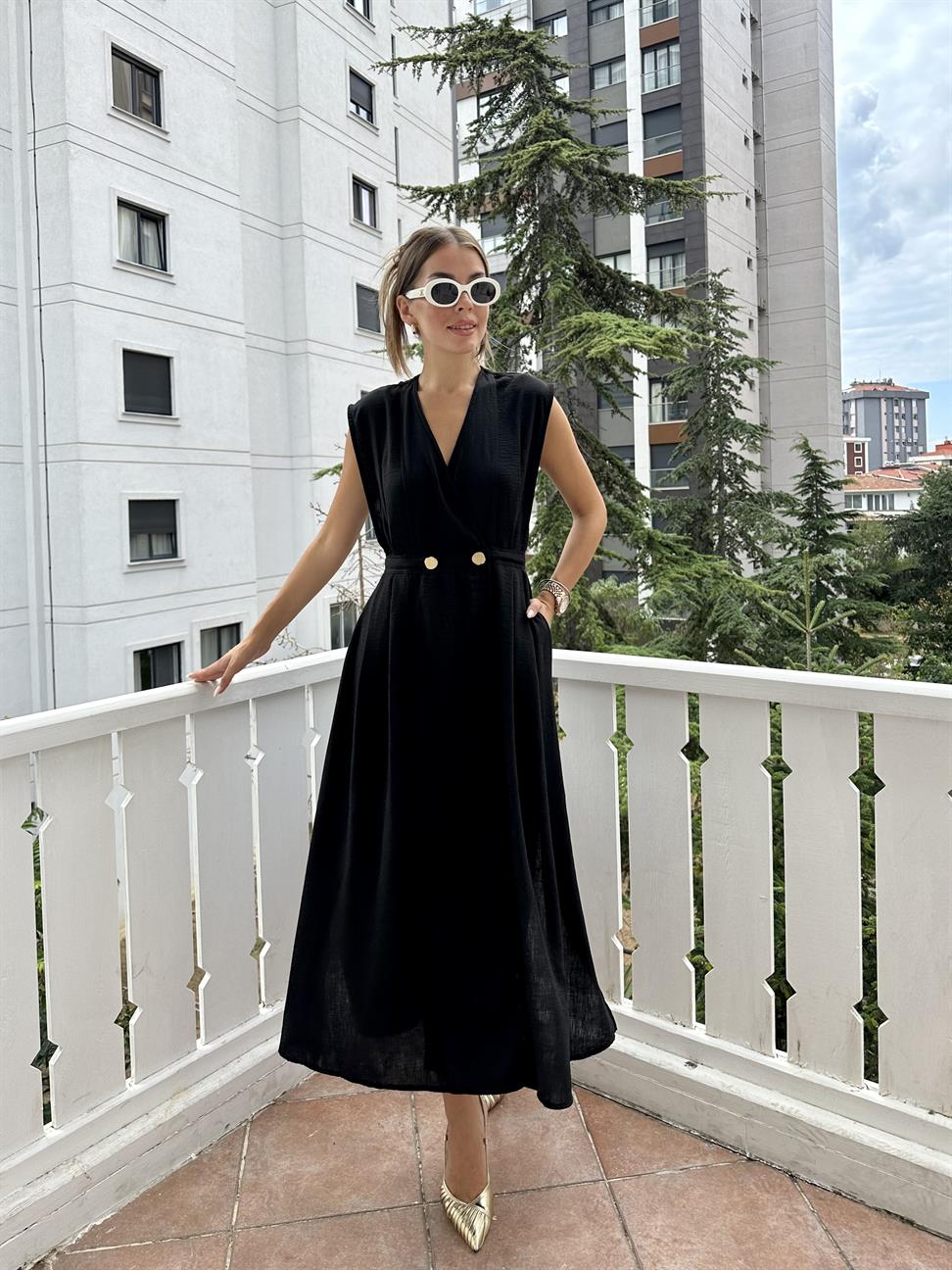 Siyah V Yaka Altın Düğmeli Kadın Elbise