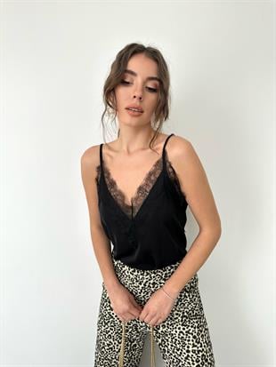 Siyah V Yaka Önü Dantelli Askılı Bluz