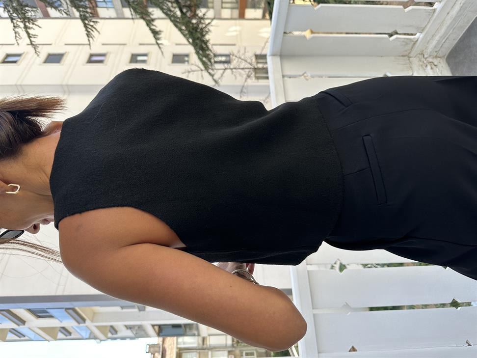 Siyah V Yaka Sedef Düğmeli Yelek