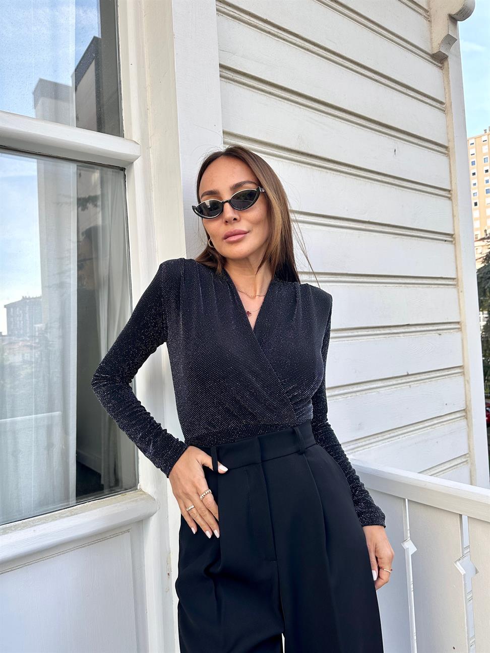 Siyah Vatkalı Sim Detaylı Bluz