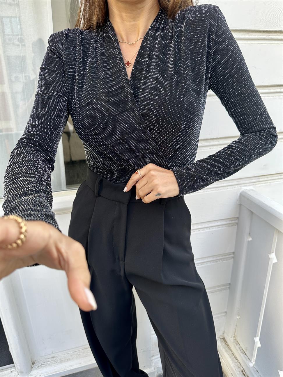 Siyah Vatkalı Sim Detaylı Bluz
