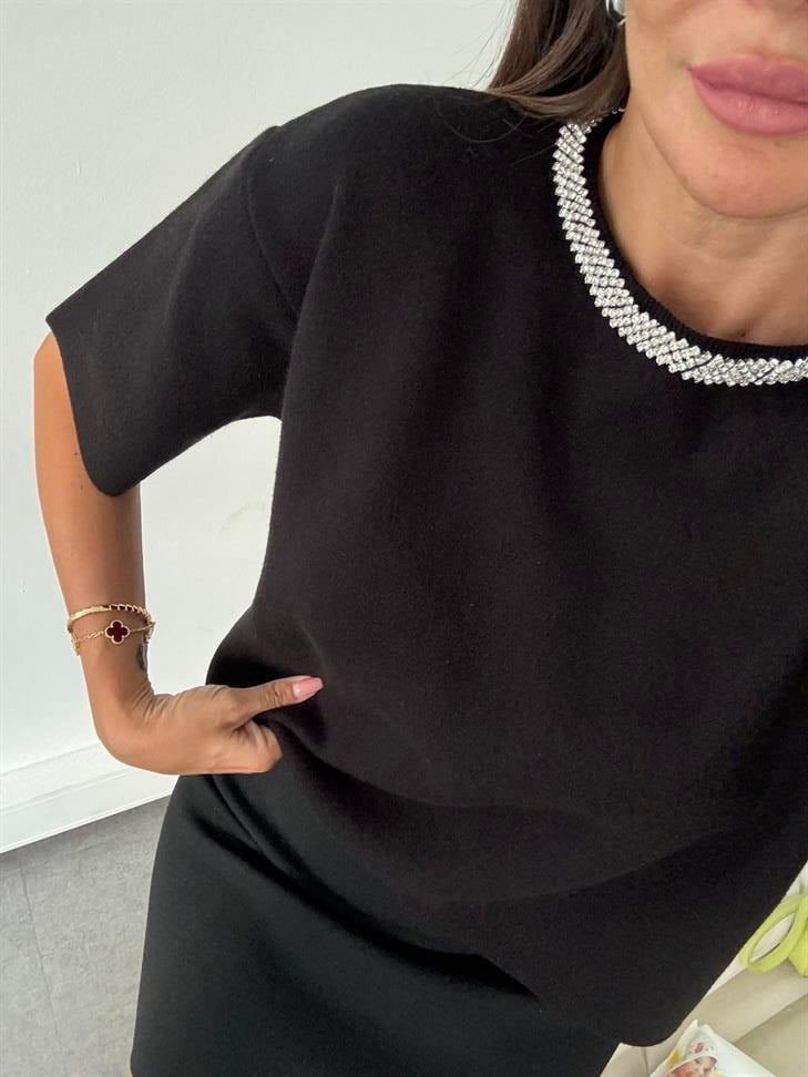 Siyah Yaka Taş İşlemeli Yumuşak Doku Triko