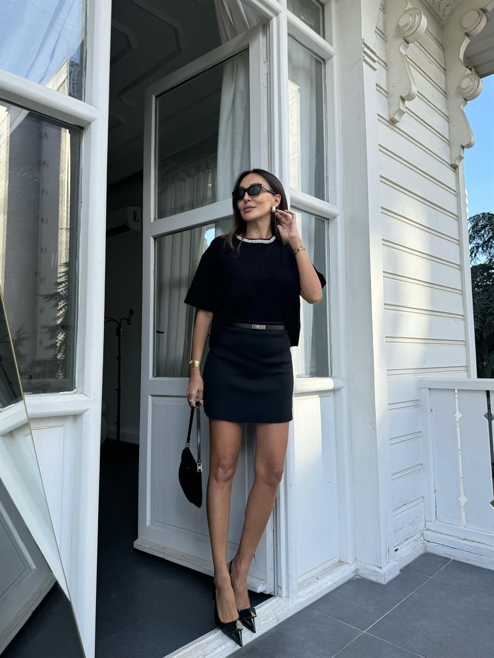 Siyah Yaka Taş İşlemeli Yumuşak Doku Triko