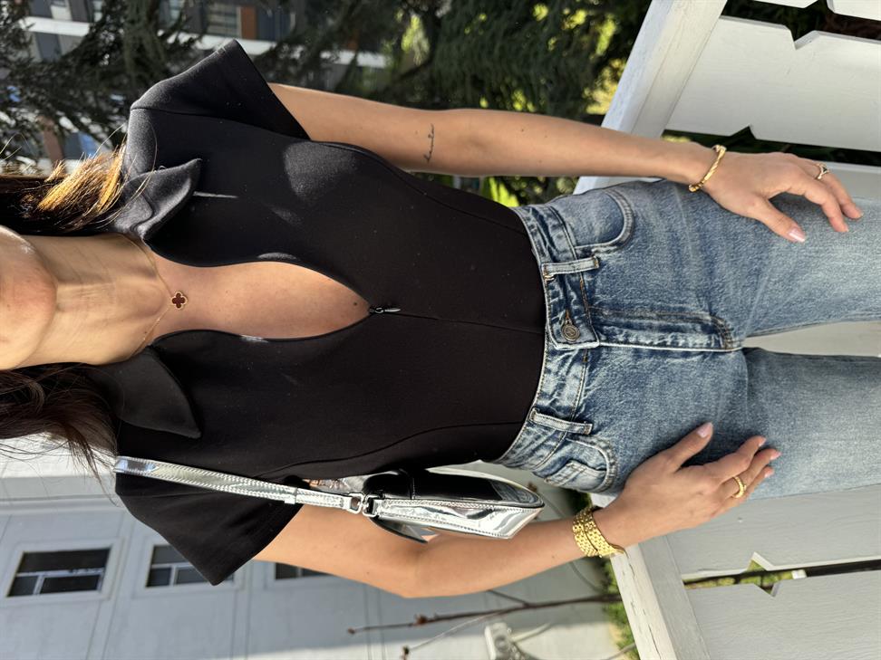 Siyah Yakalı Önden Fermuarlı Tişört