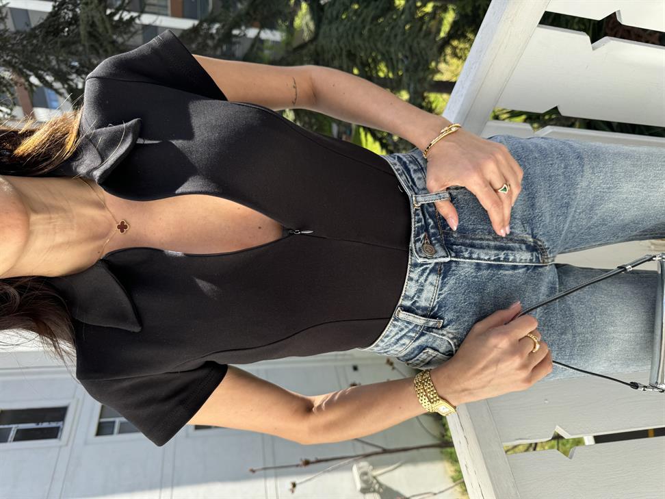 Siyah Yakalı Önden Fermuarlı Tişört