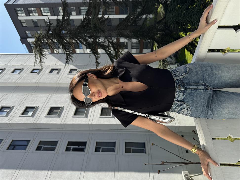 Siyah Yakalı Önden Fermuarlı Tişört