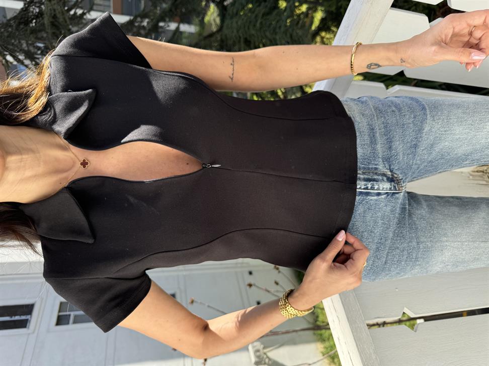 Siyah Yakalı Önden Fermuarlı Tişört