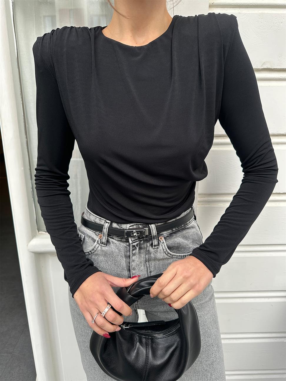 Siyah Yandan Drapeli Bodysuit