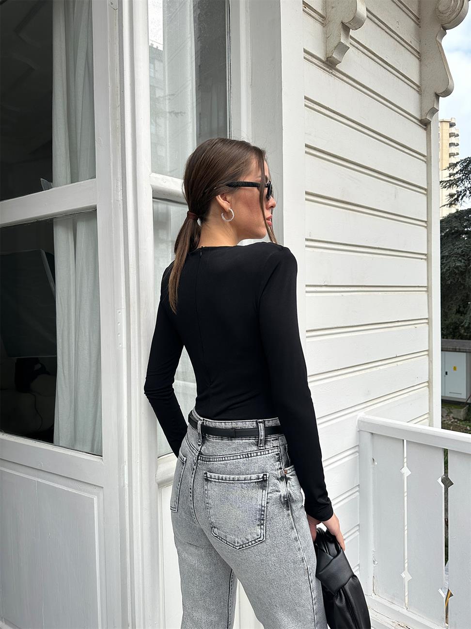 Siyah Yandan Drapeli Bodysuit