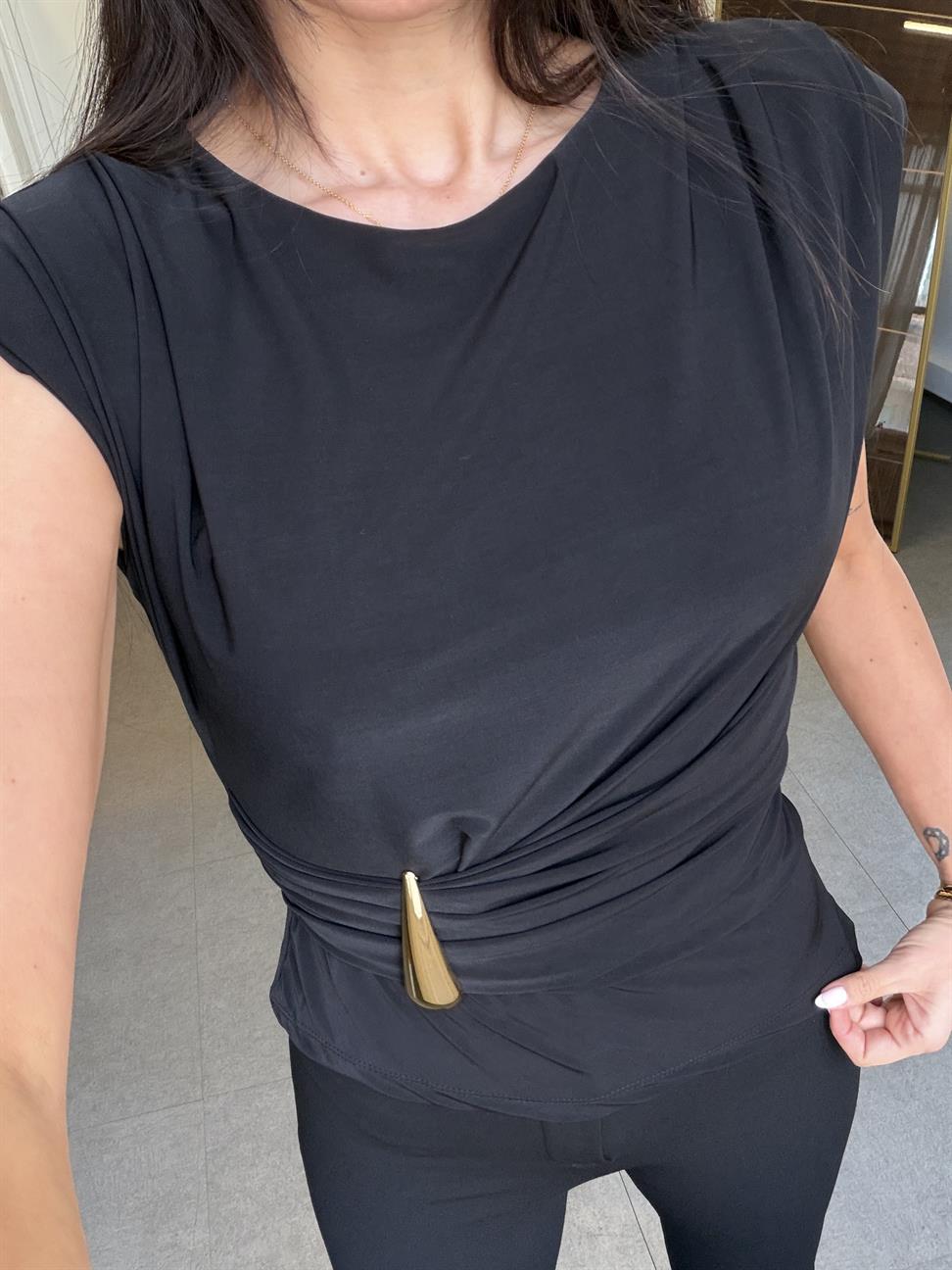 Siyah Yandan Tokalı Bluz