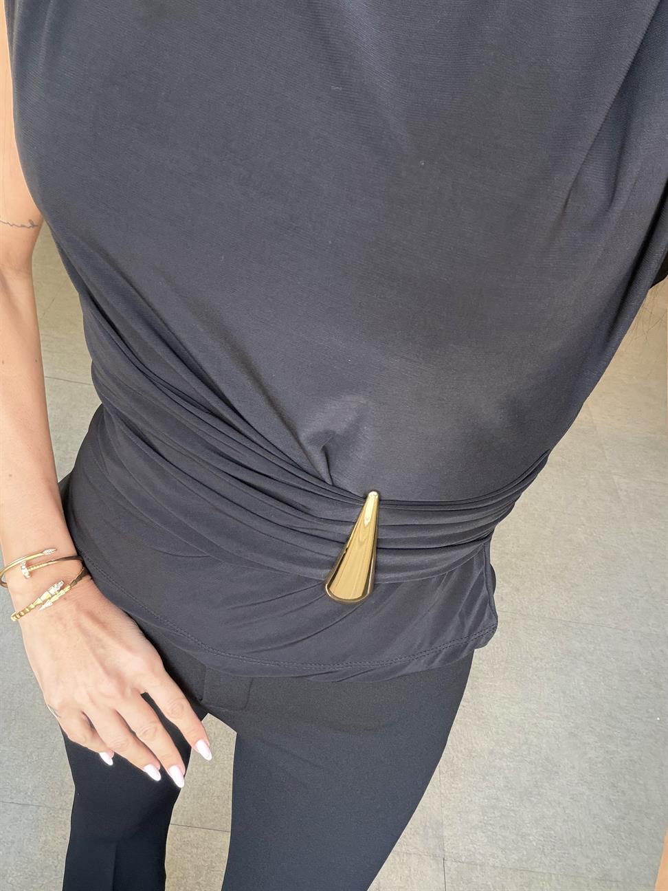 Siyah Yandan Tokalı Bluz