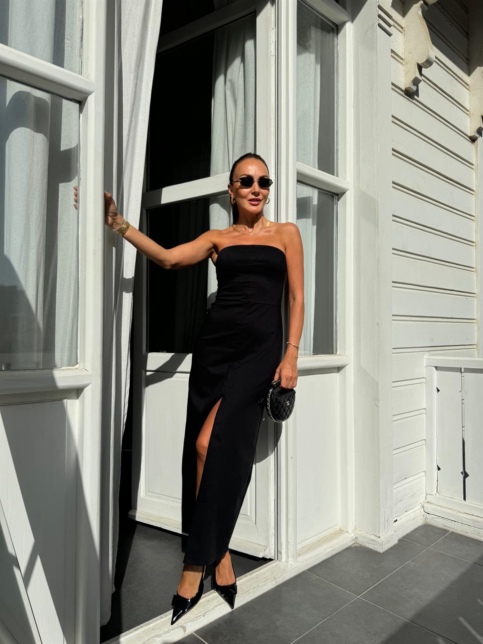 Siyah Yırtmaçlı Straplez Elbise