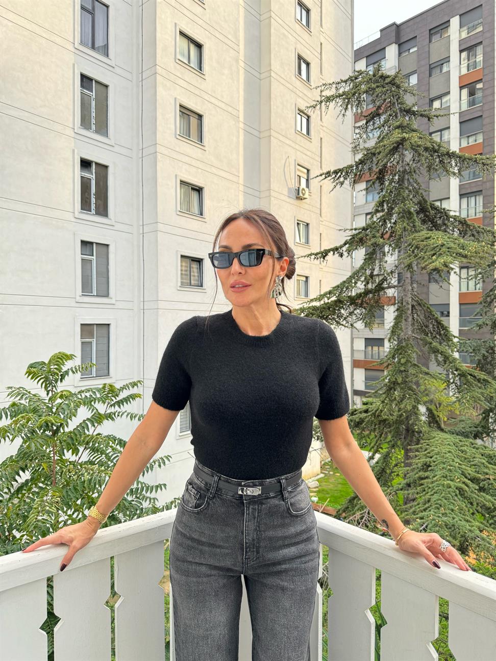 Siyah Yumuşak Doku Kısa Kol Triko Kazak