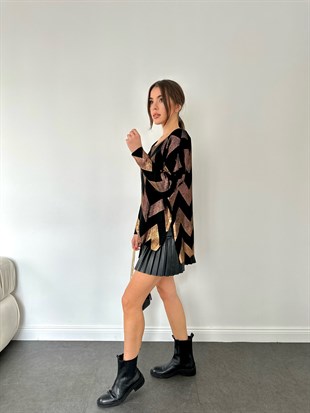 Siyah Zigzag Şeritli Kazak