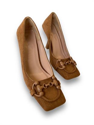 Taba Aksesuar Detaylı Topuklu Ayakkabı