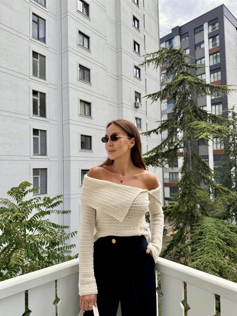 Taş Rengi Madonna Yaka Triko