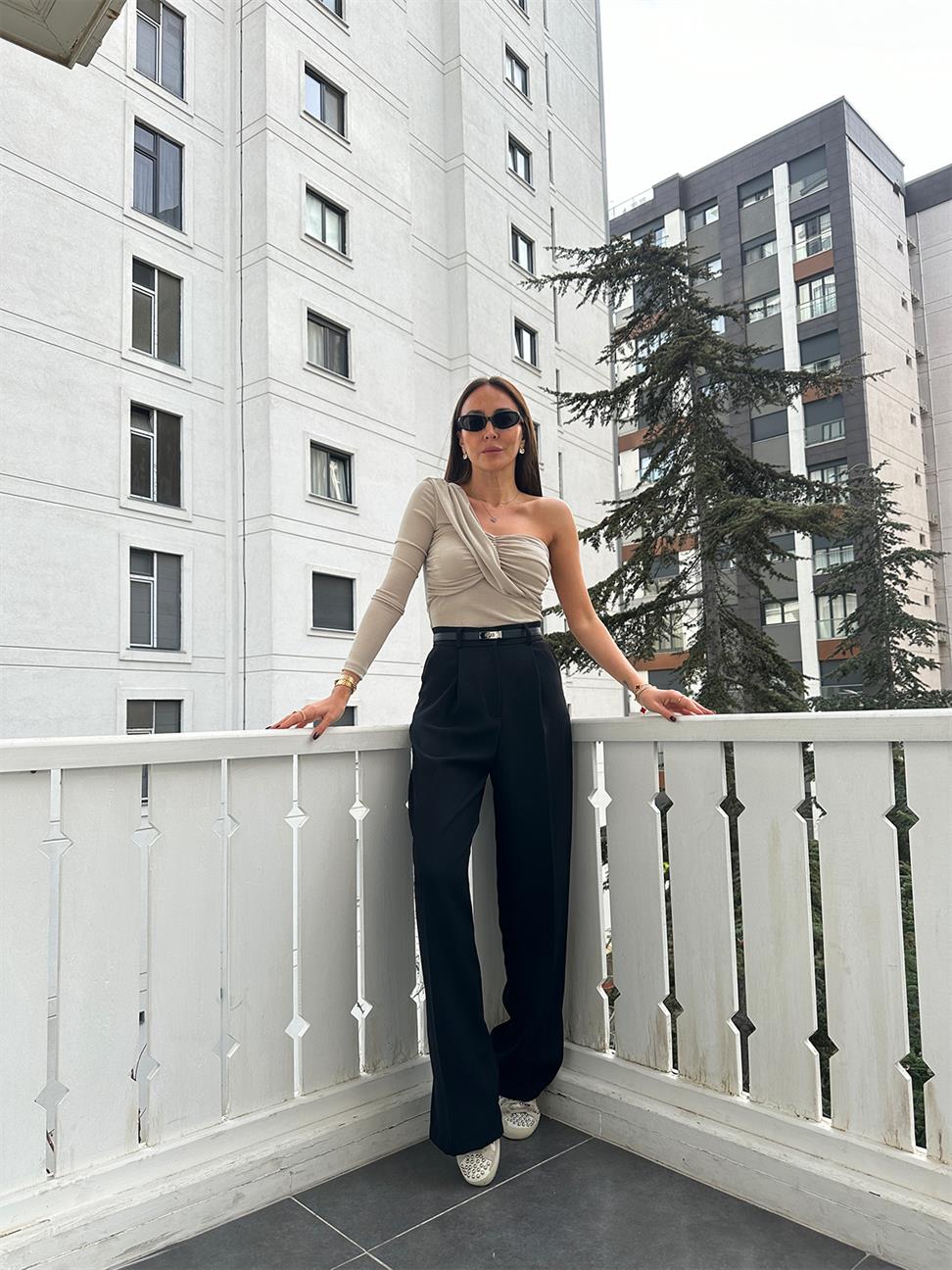 Taş Rengi Tek Kol Drapeli Bluz