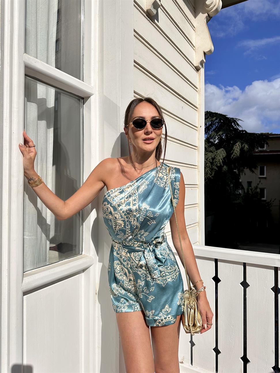 Turkuaz Saten Kumaş Desenli Tek Omuz Tulum