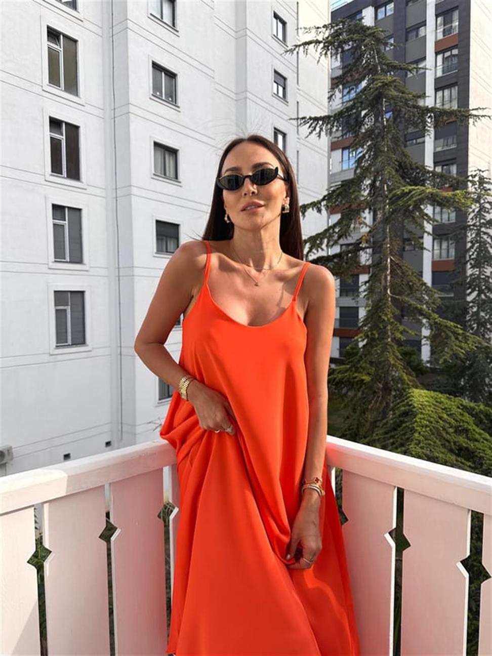 Turuncu Etek Ucu Volanlı Uzun Elbise