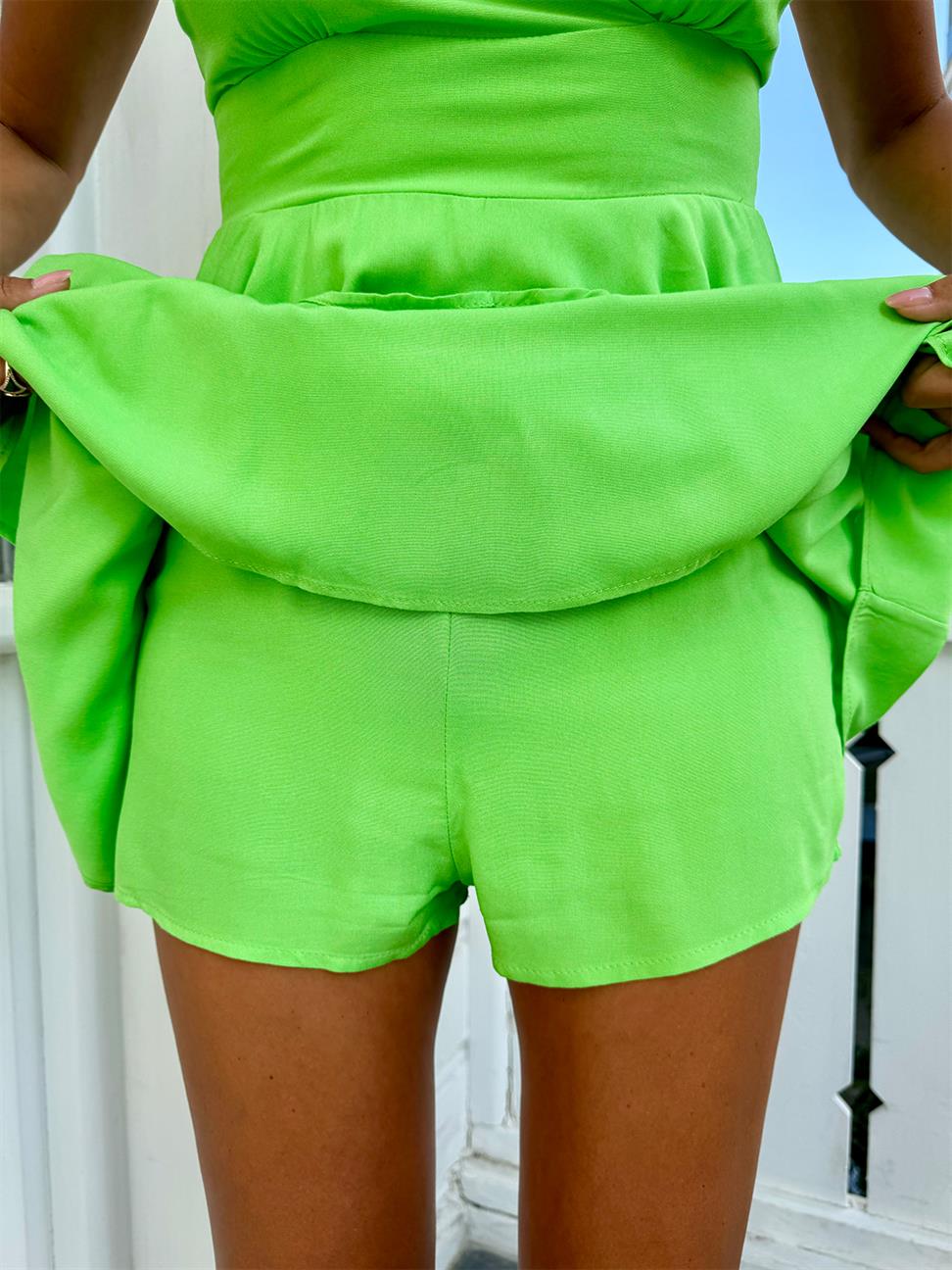 Yeşil İnce Askılı Volanlı Mini Şortlu Elbise