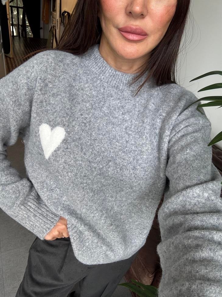 Yumuşak Dokulu Kalpli Triko Kazak