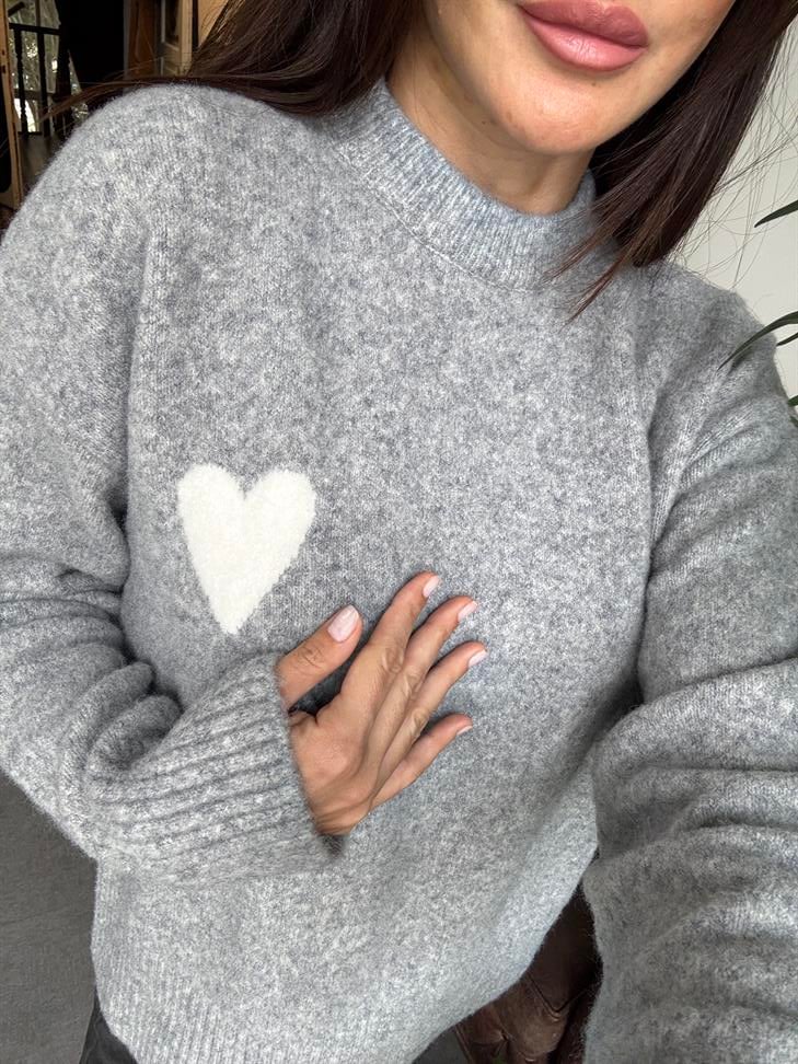 Yumuşak Dokulu Kalpli Triko Kazak