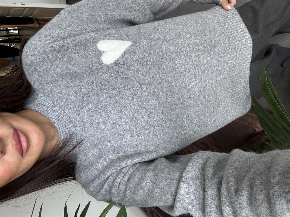 Yumuşak Dokulu Kalpli Triko Kazak