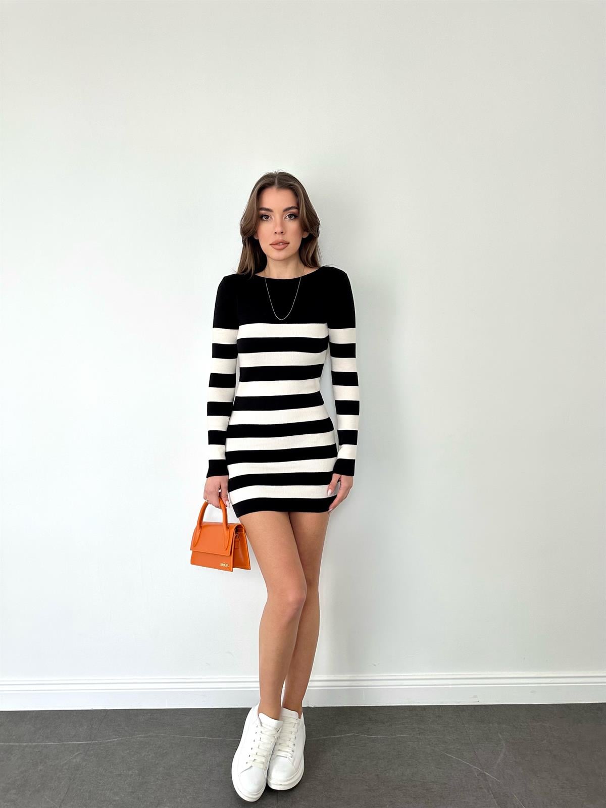   Siyah-Beyaz Triko Kısa Elbise