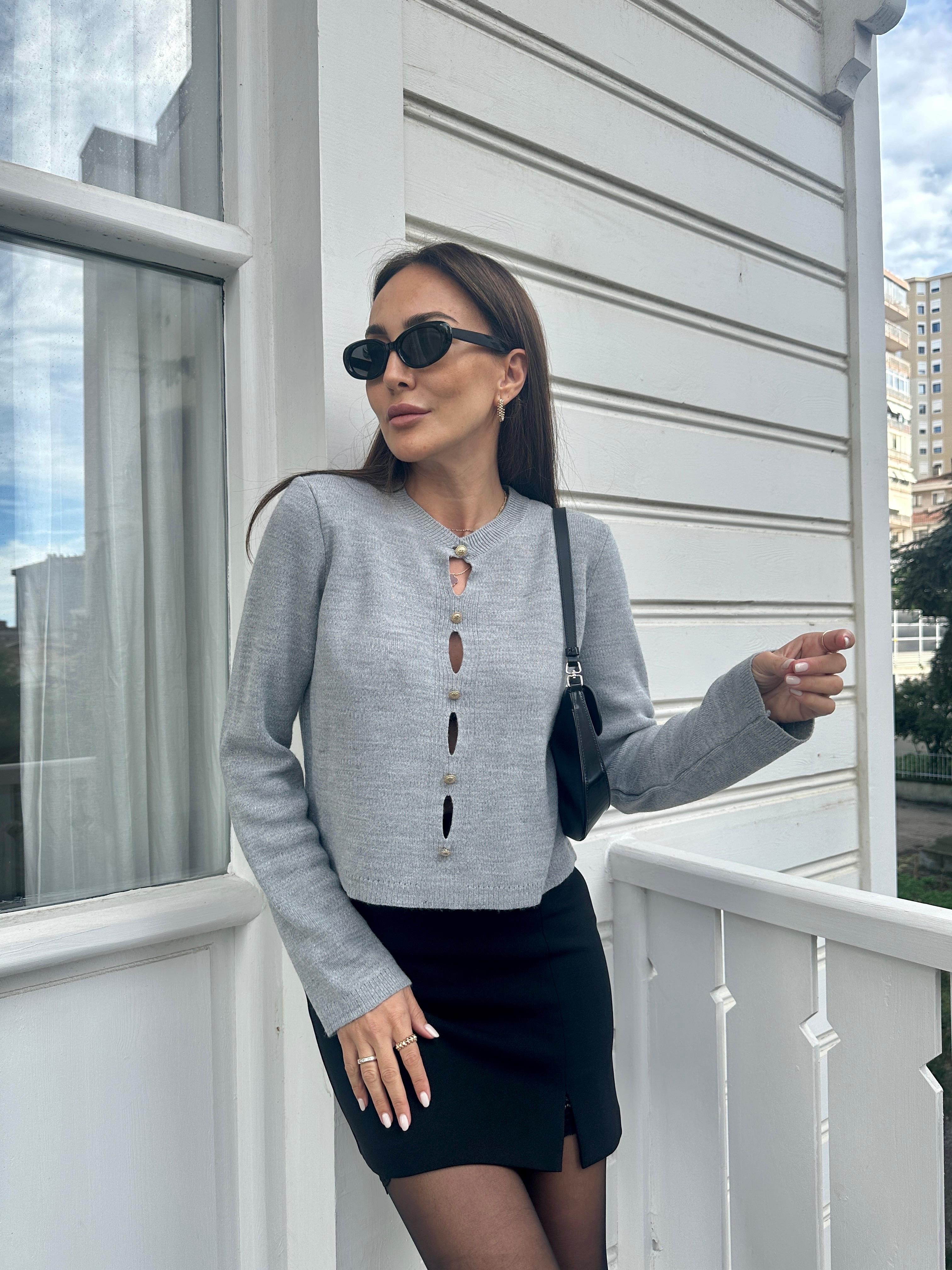 Açık Gri Damla Dekolteli Düğmeli Kazak