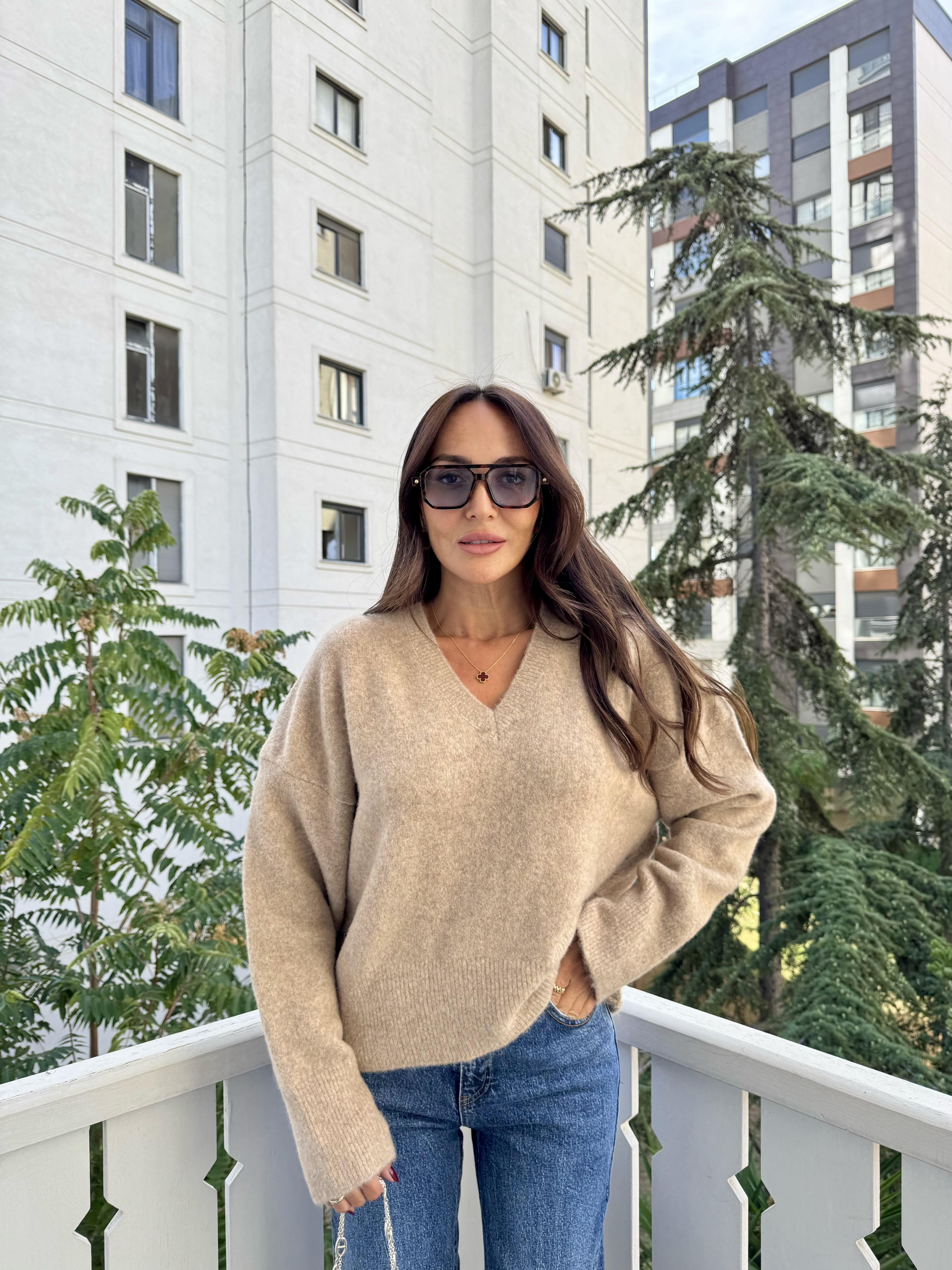 Bej Melanj V Yaka Yumuşak Dokulu Triko Kazak