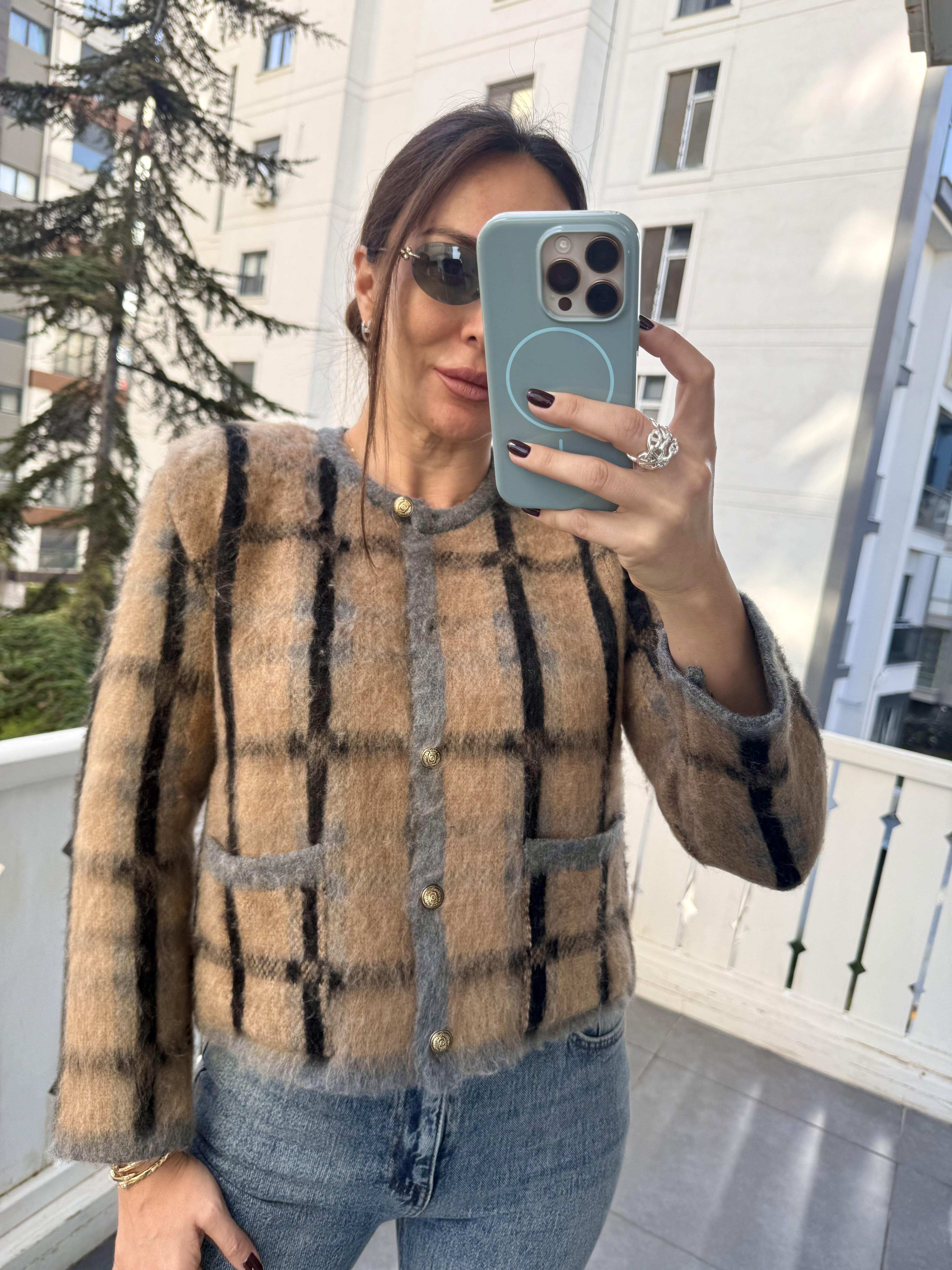 Bej Sıfır Yaka Kareli Hırka