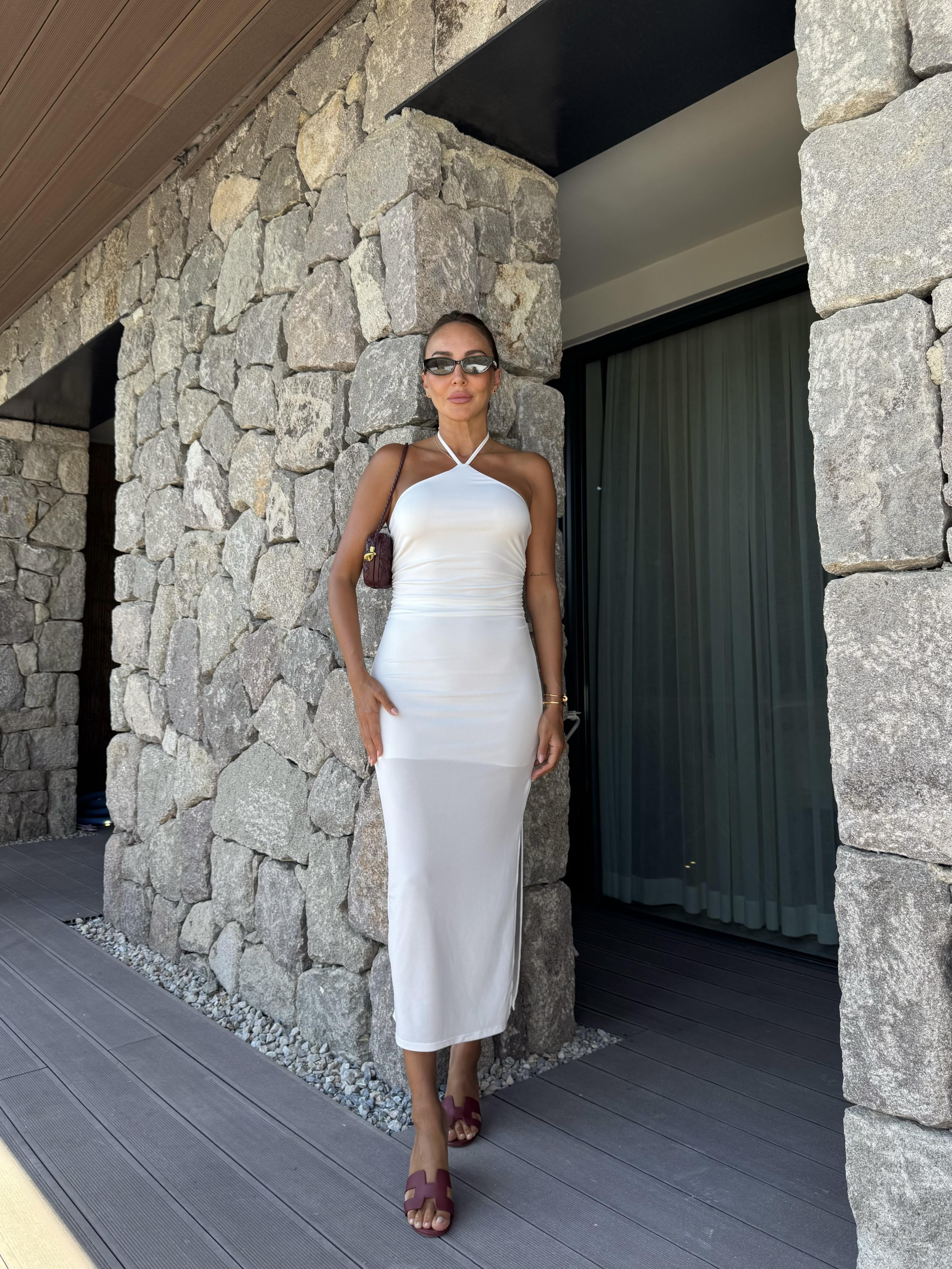 Beyaz Boyundan Bağlamalı Yırtmaçlı Elbise