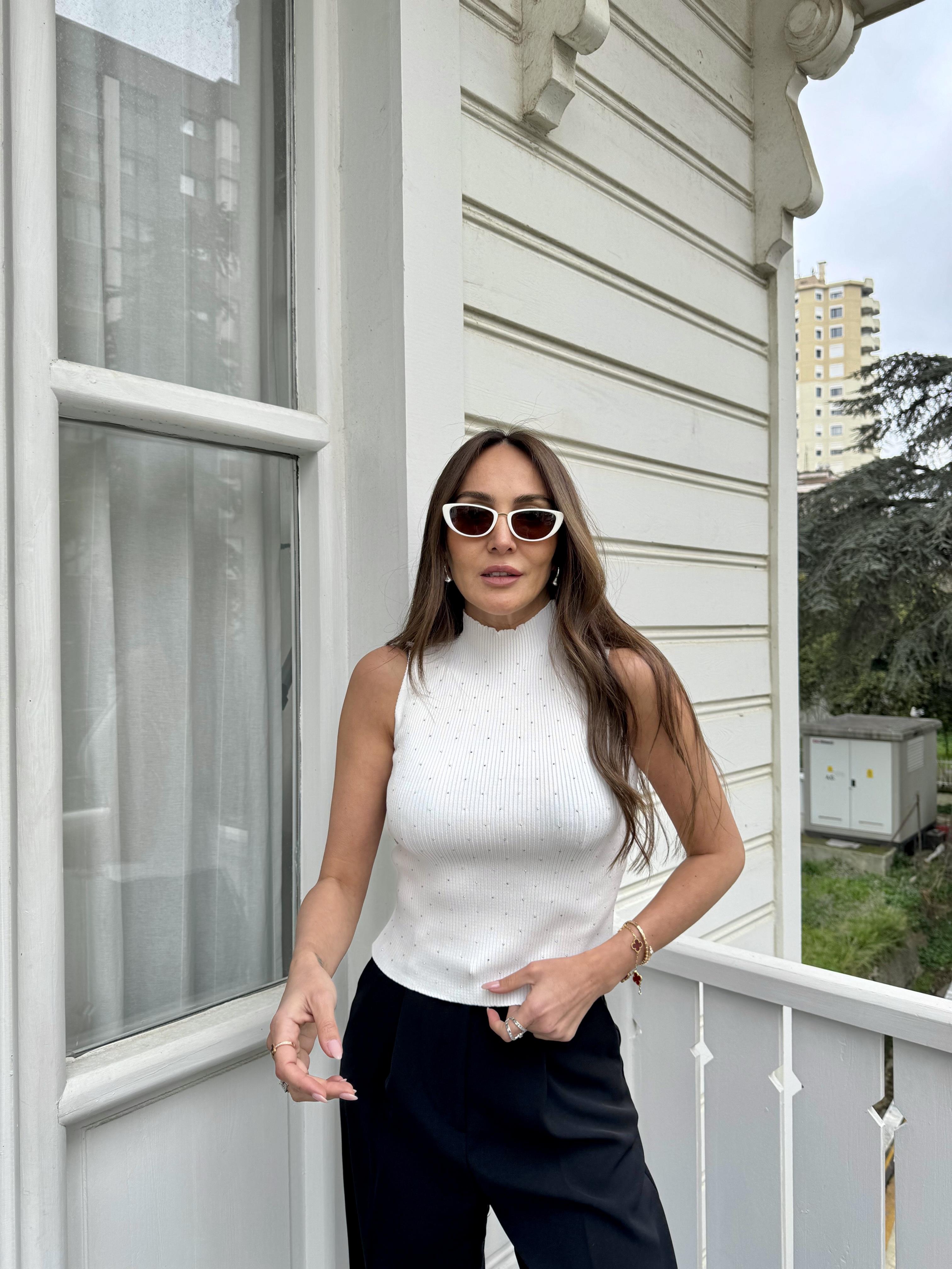 Beyaz Dağınık Taşlı Atlet