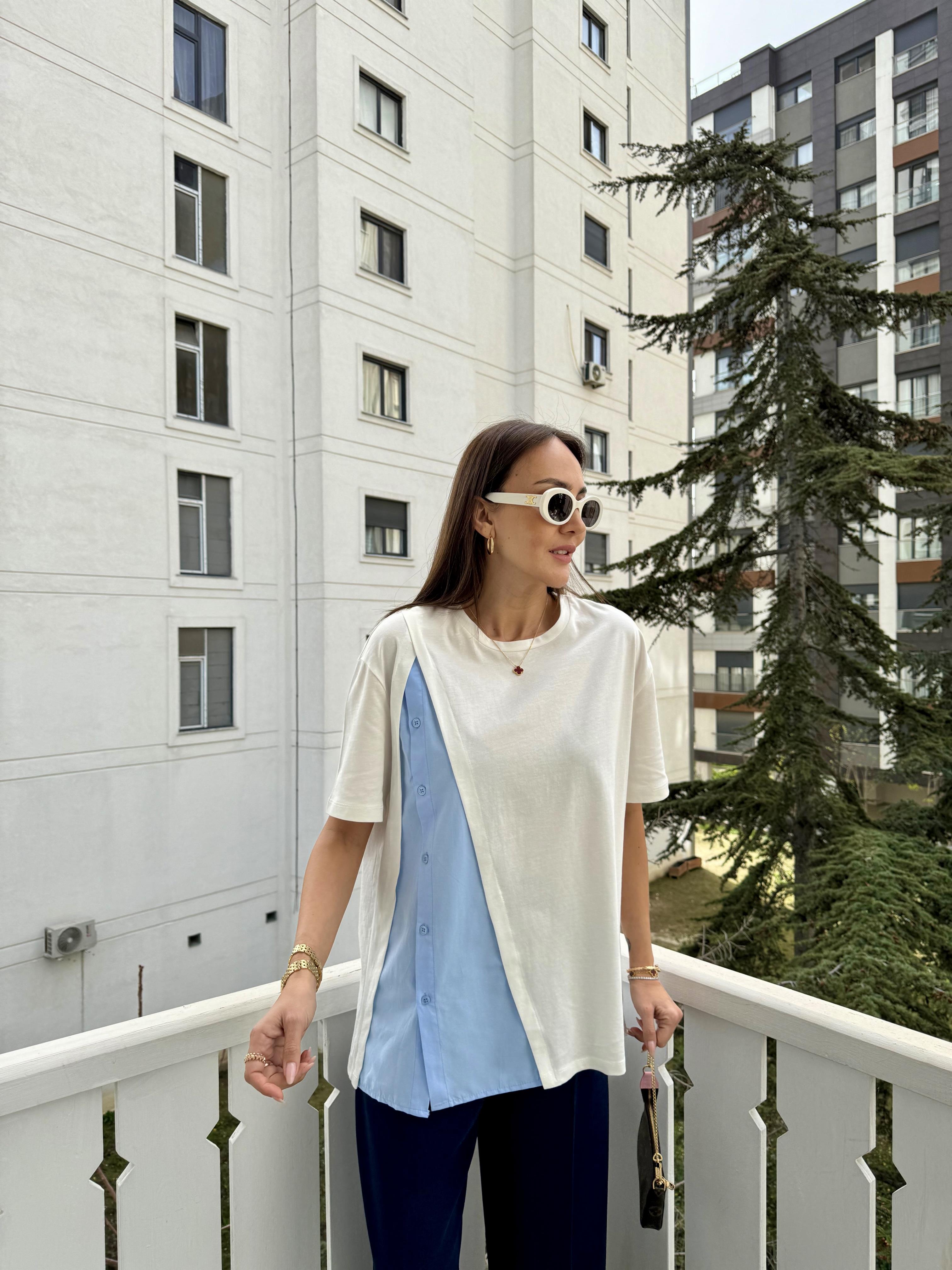 Beyaz Düğme Detaylı Tshirt